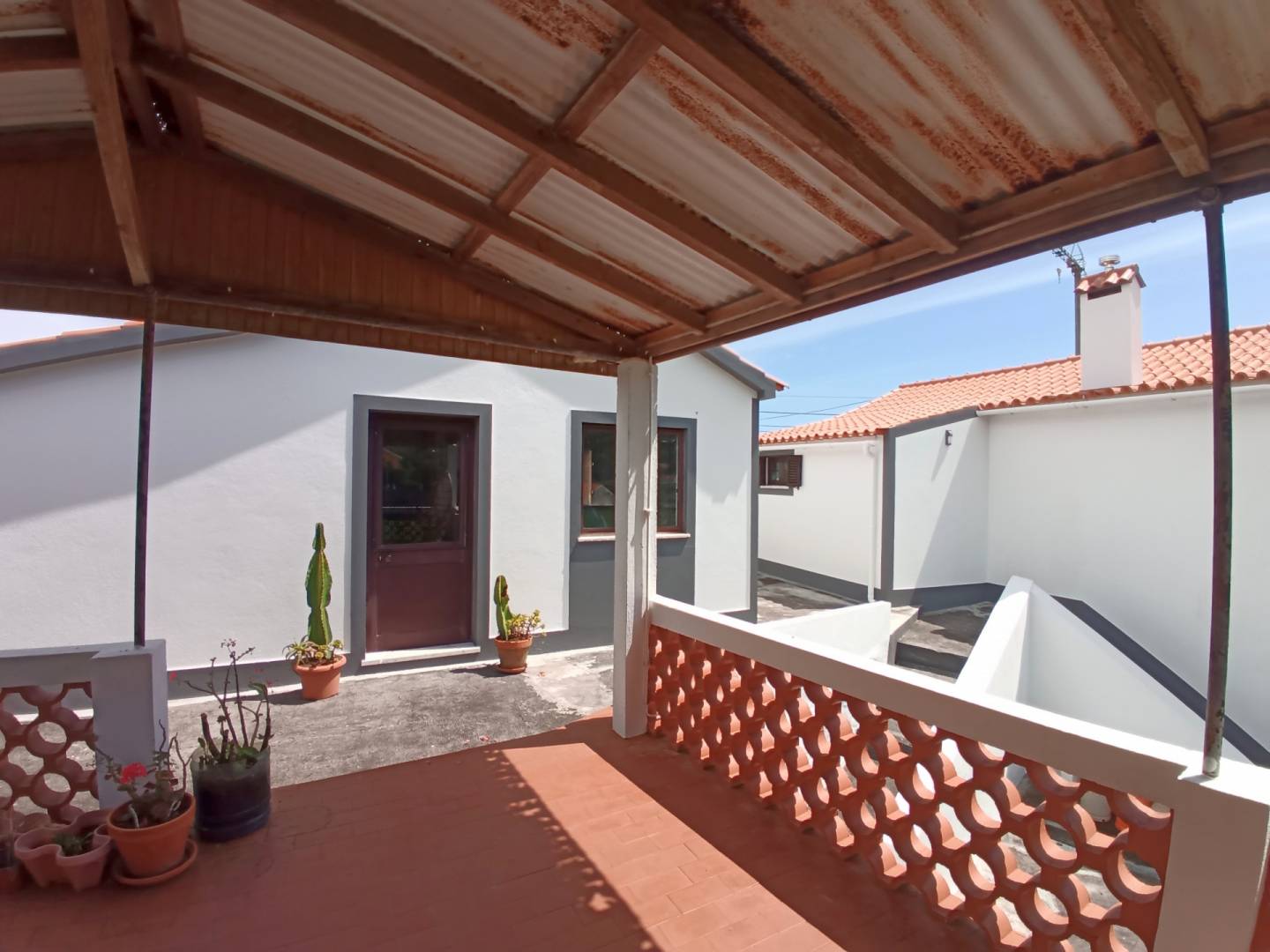 Three bedroom house, plus extra apartment and large garden, 200 meters from the beach, on Faial island, Azores.