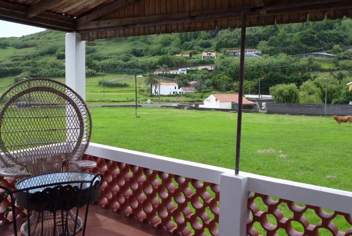 Three bedroom house, plus extra apartment and large garden, 200 meters from the beach, on Faial island, Azores.